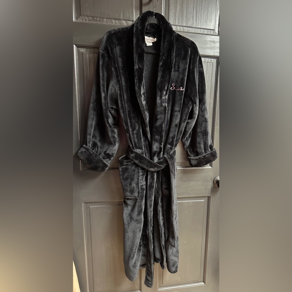 PersonalizationMall.com Kimono Style Robe Black Fleece One Sz Embroider “Sassy”